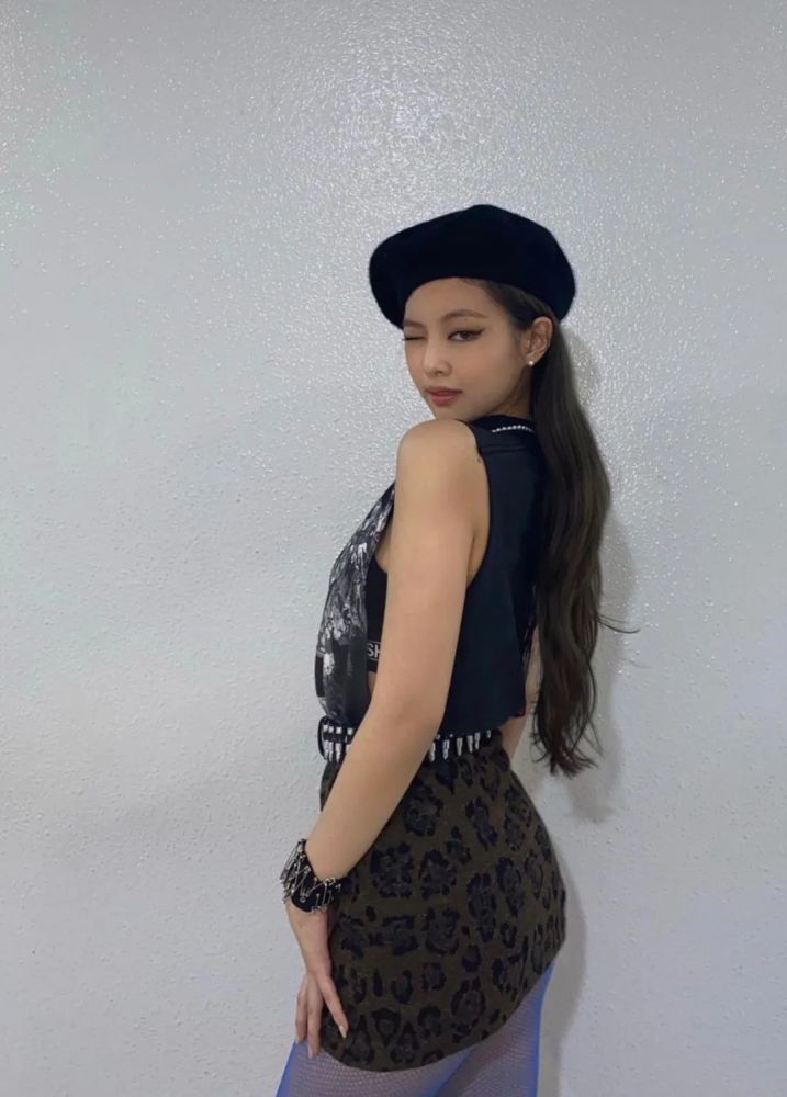 JENNIE的穿搭太潮了，简直就是流行单品的“集合店”啊！ 时尚 第4张