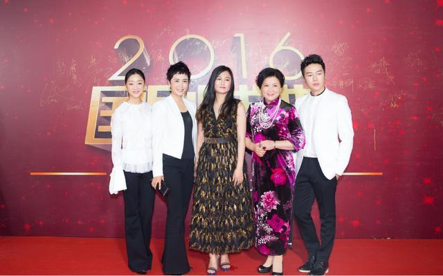 蒋雯丽一头短发还挺有凌乱美，穿喇叭裤好时髦 时尚 第4张