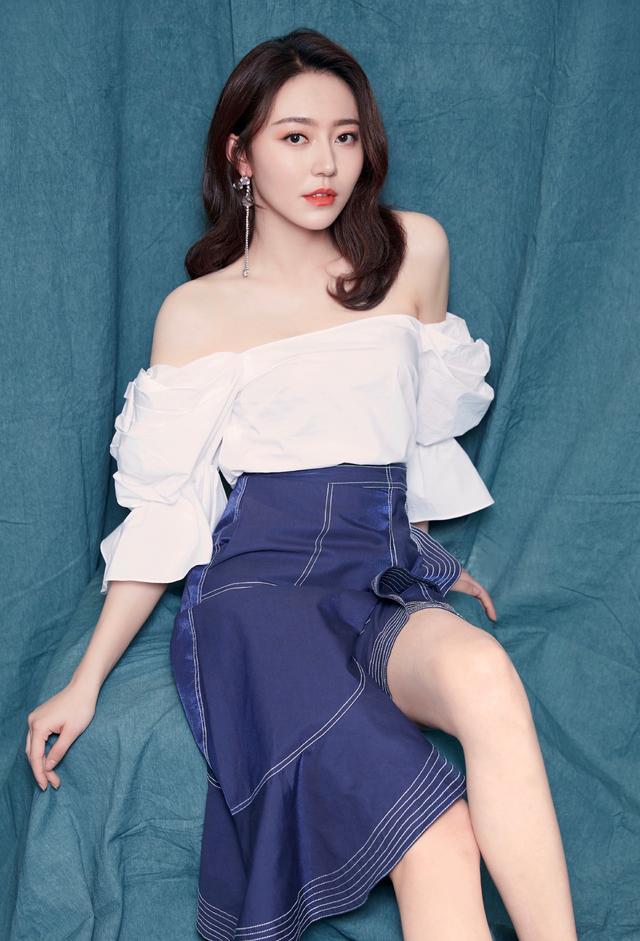 黄梦莹女主脸果然很高级，穿“橙子裙”知性俏皮，不对称却好吸睛 时尚 第2张