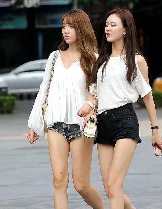国内美女街拍，小姐姐脚踩白色拖鞋，穿搭优雅迷人有气质 街拍 第3张