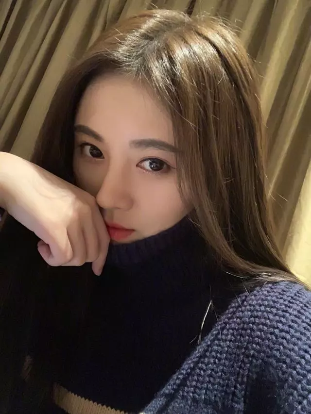 鞠婧祎齐刘海长发搭配毛衣温柔又甜美，早该这样穿了 时尚 第2张