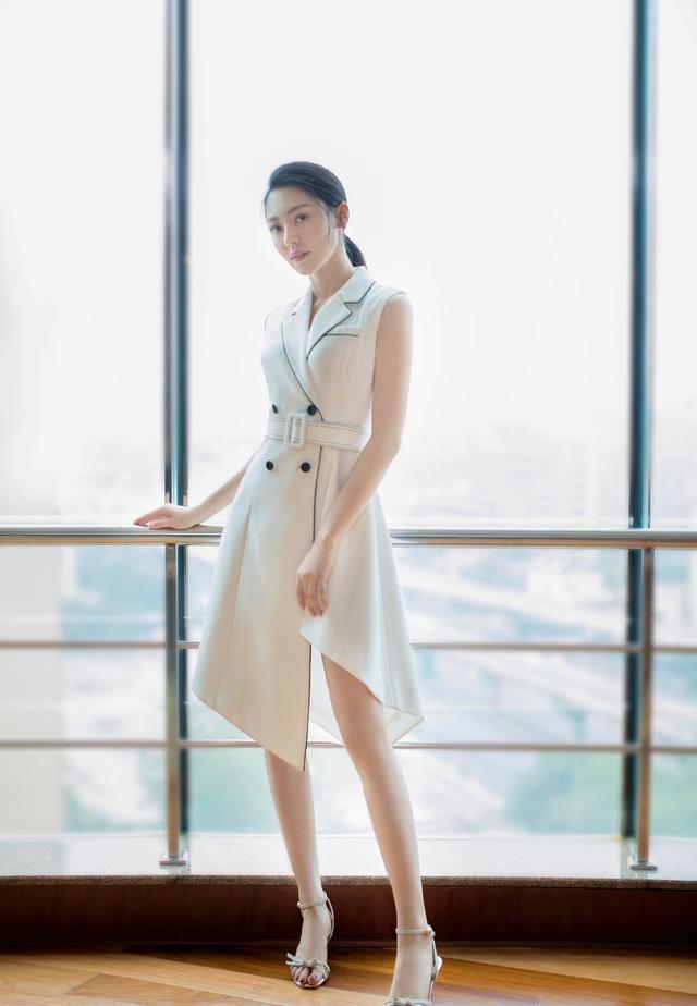 黄梦莹女主脸果然很高级，穿“橙子裙”知性俏皮，不对称却好吸睛 时尚 第3张