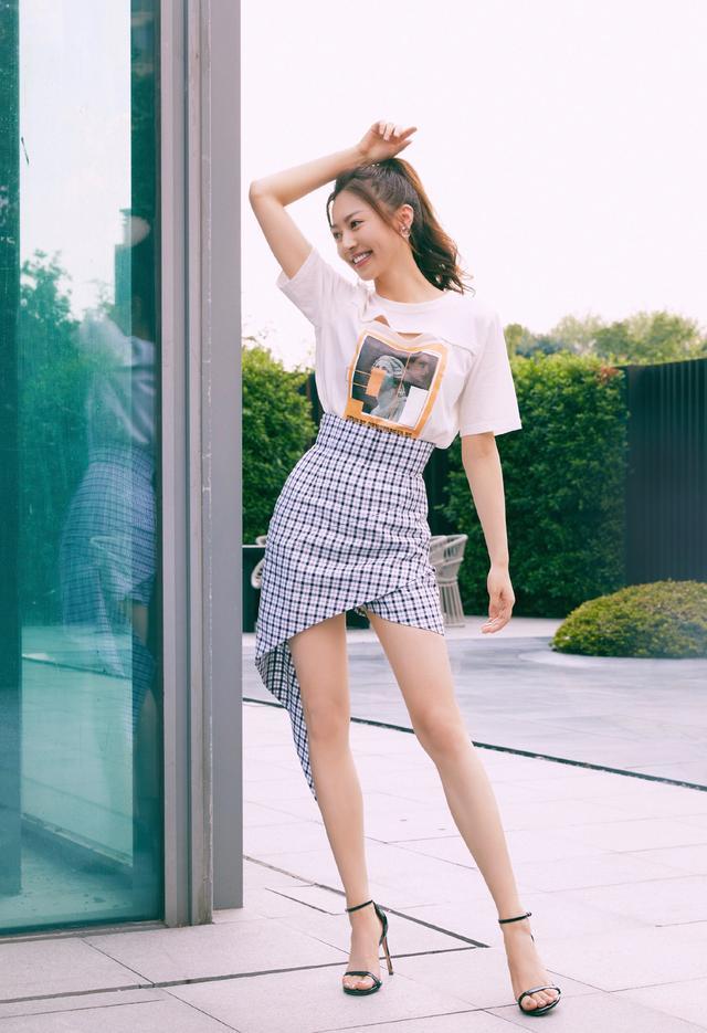 黄梦莹女主脸果然很高级，穿“橙子裙”知性俏皮，不对称却好吸睛 时尚 第4张