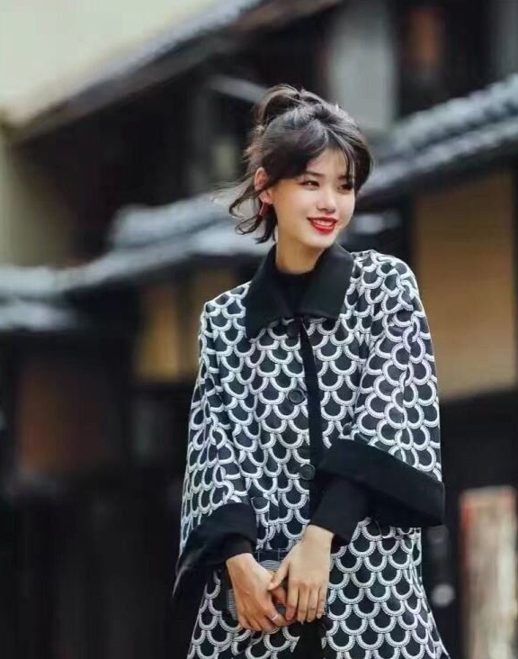 国内美女街拍，小姐姐脚踩白色拖鞋，穿搭优雅迷人有气质 街拍 第4张