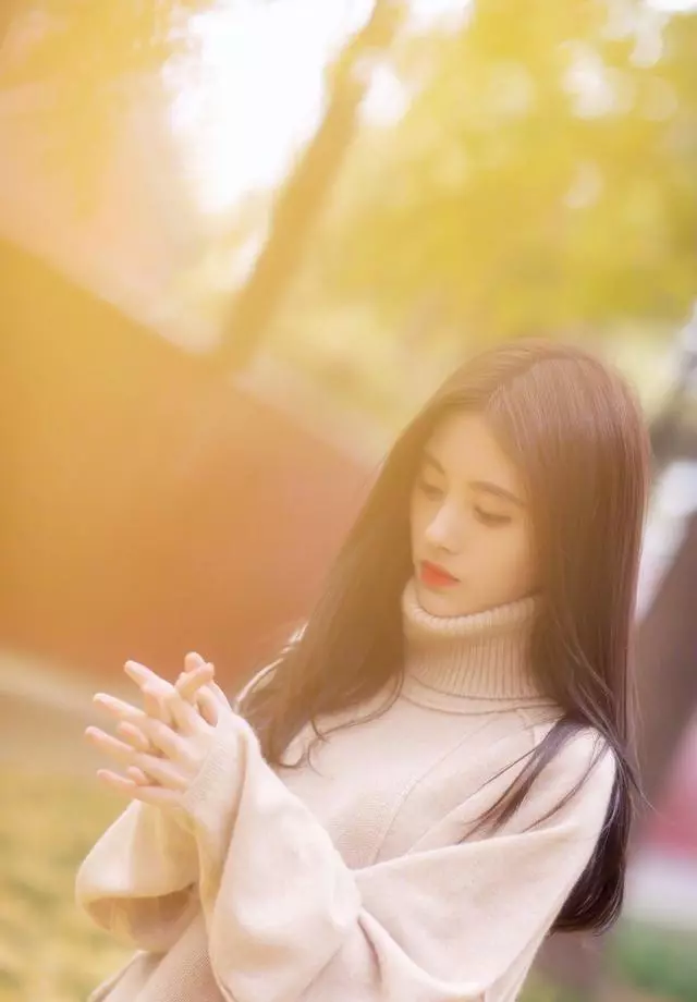 鞠婧祎齐刘海长发搭配毛衣温柔又甜美，早该这样穿了 时尚 第4张