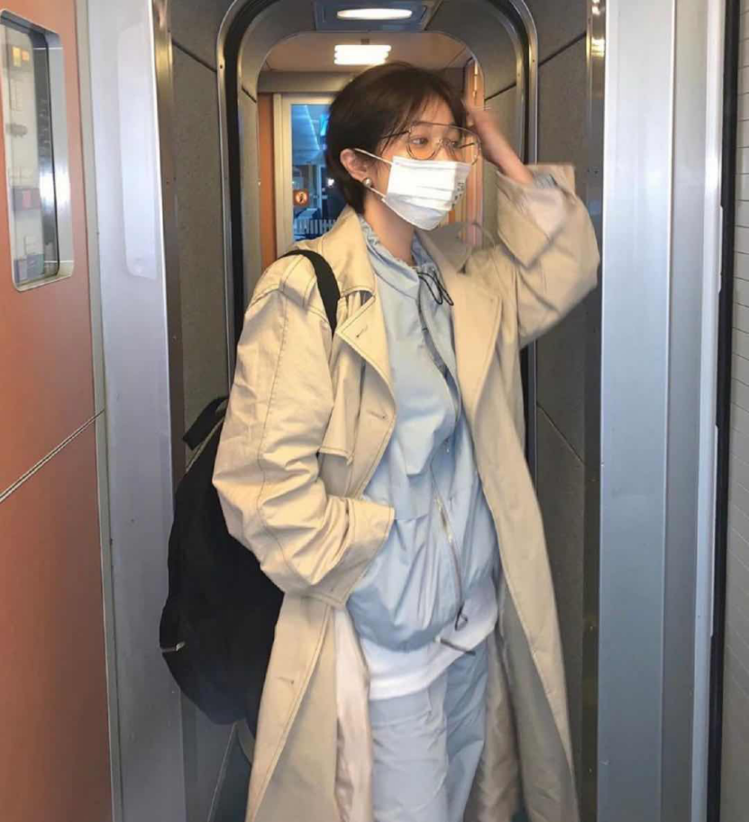 回头率“爆棚”的叠穿技巧，西装叠穿碎花裙俏皮可爱，同色系叠穿高级 穿搭 第2张