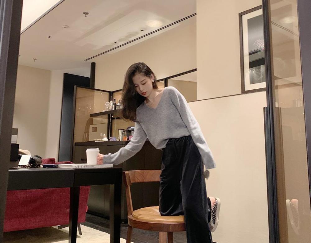 不喜欢穿牛仔裤就试试丝绒长裤，让你轻松美成时尚达人 穿搭 第2张