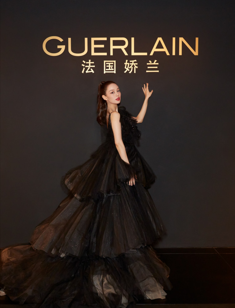吉娜穿黑纱连衣裙扎马尾优雅还显气质，准辣妈状态太好了！ 时尚 第2张