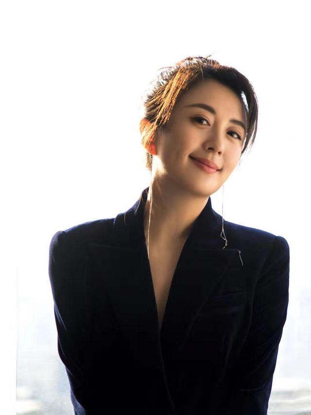 杨童舒真空穿丝绒西装配喇叭裤，骨子里透着高级 时尚 第3张