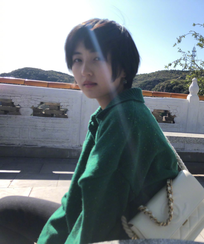 张子枫绿色针织衫搭配干练短发，风格格外帅气 明星搭配 第3张
