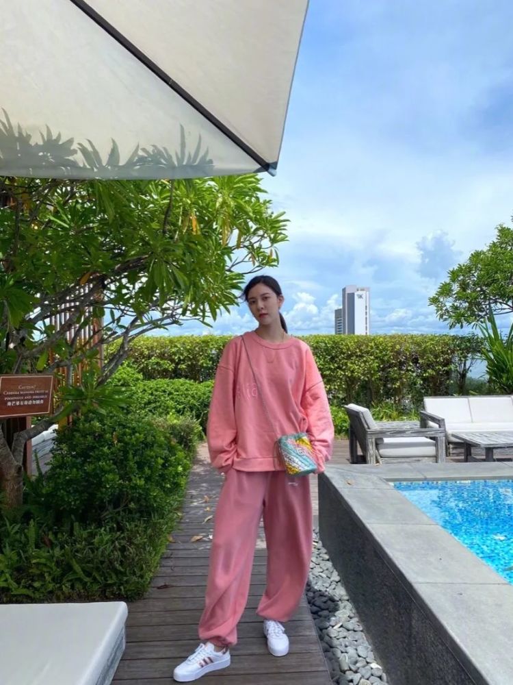 美貌持续在线，看这些女明星们的初秋时尚穿搭 时尚 第4张