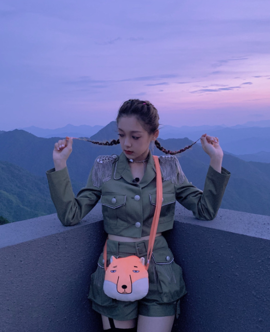 希林娜依·高挑战“制服”，为走高冷御姐风，却暴露了这一面 明星搭配 第1张