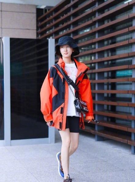 学不会撞色穿搭，试试拼色系服饰，时髦精都爱穿 穿搭 第2张