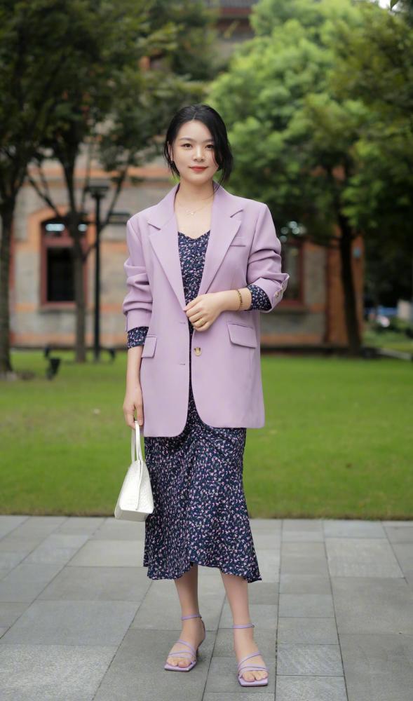 10月街拍：美女选择休闲西装，搭配秋装时髦又洋气 街拍 第1张