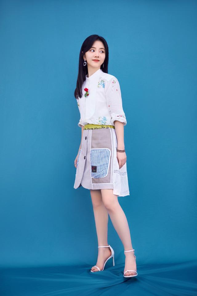 谭松韵穿丝绒短裙气质高贵，镶钻细节立马高级起来了 时尚 第5张