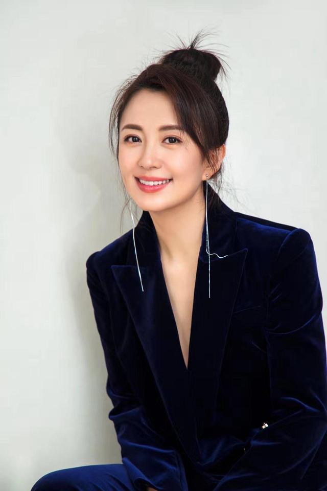 杨童舒真空穿丝绒西装配喇叭裤，骨子里透着高级 时尚 第1张