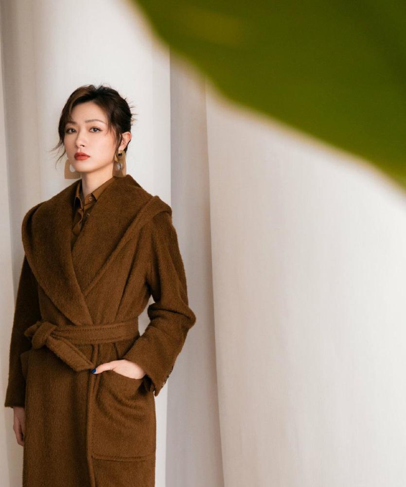 万茜休闲外套内搭卫衣清爽随意，慵懒丸子头时尚减龄 时尚 第4张