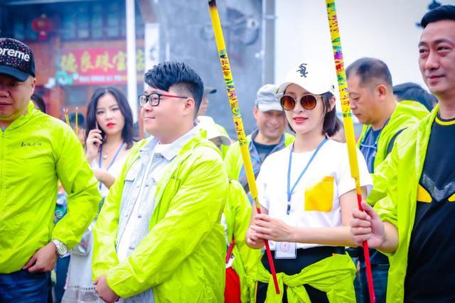 甘婷婷连荧光色也能驾驭的很好，不仅带着稚嫩感还有些可爱 时尚 第2张