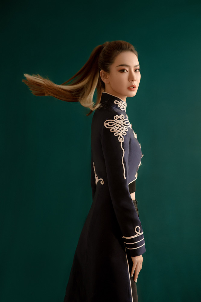 戚薇演绎复古贵妇风，浴袍造型随意又慵懒满满大上海气息 时尚 第6张
