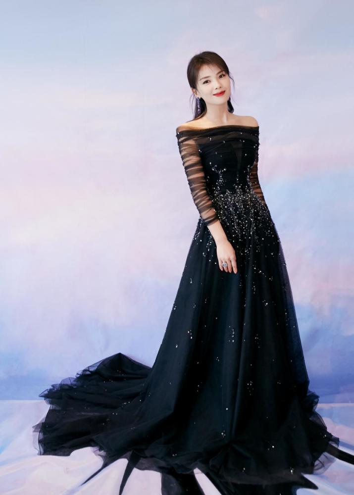 刘涛42岁穿星空纱裙美成仙，肤白貌美羡慕不来 时尚 第1张