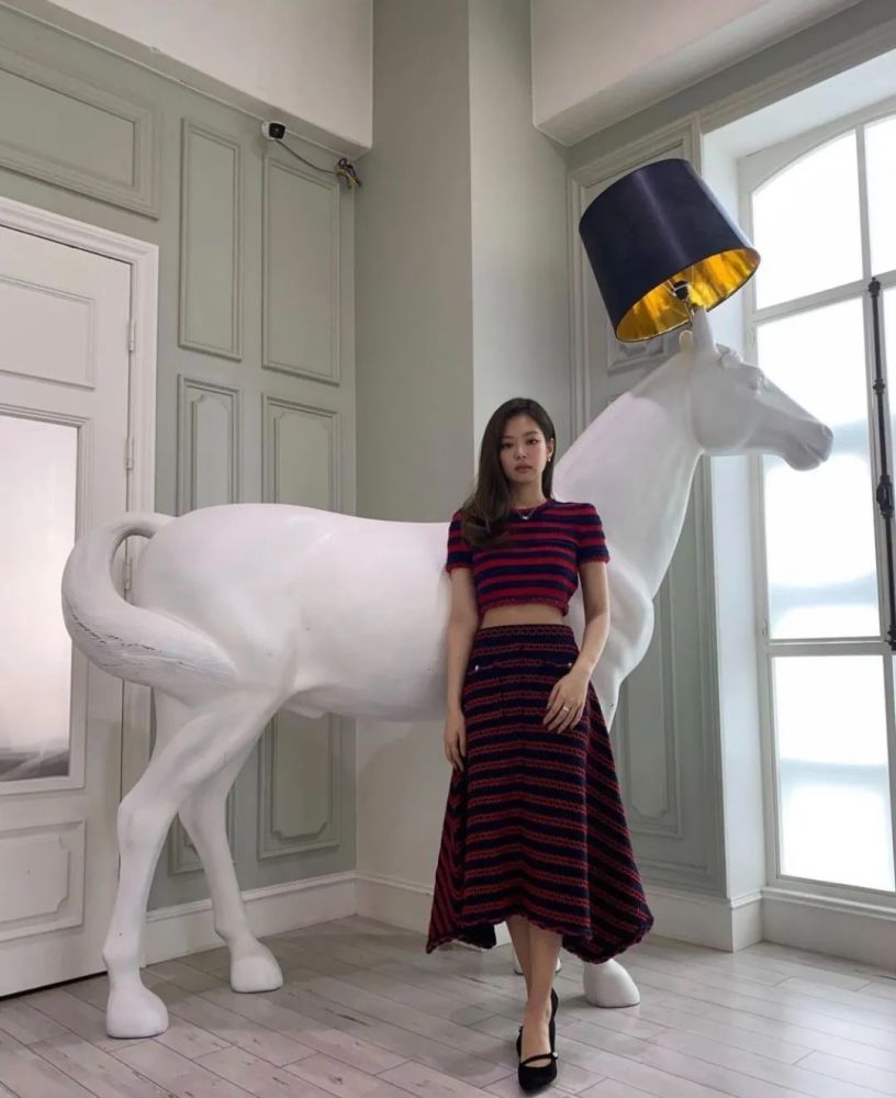 JENNIE的穿搭太潮了，简直就是流行单品的“集合店”啊！ 时尚 第3张