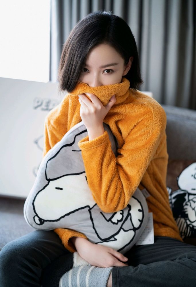 倪妮晒私服照片，家居服也能穿得高级大气，不愧为行走的气质女神 时尚 第1张