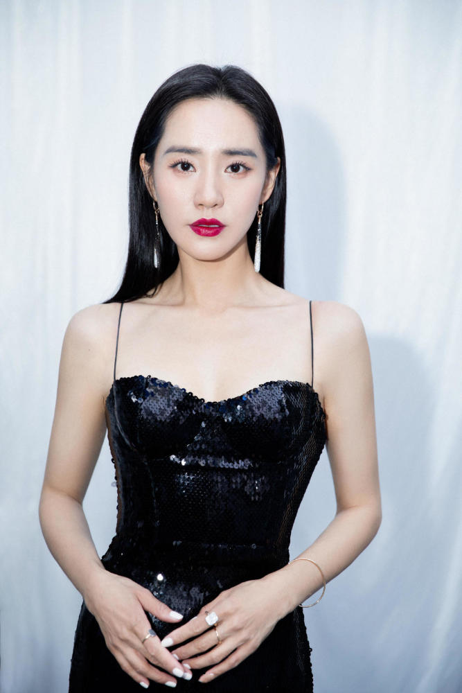 王智穿细吊带亮片裙婀娜多姿，难怪被称为“国民初恋” 时尚 第2张
