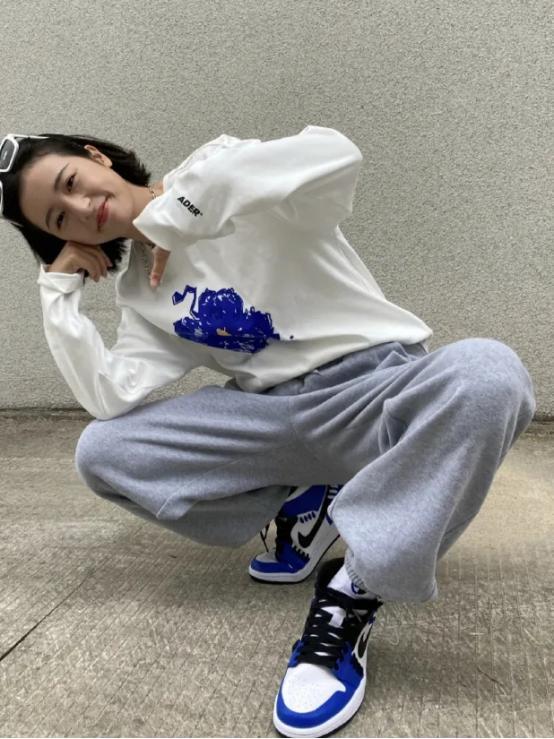 潮鞋到底有什么魔力？让周雨彤这些潮酷穿搭来给你答案 时尚 第2张