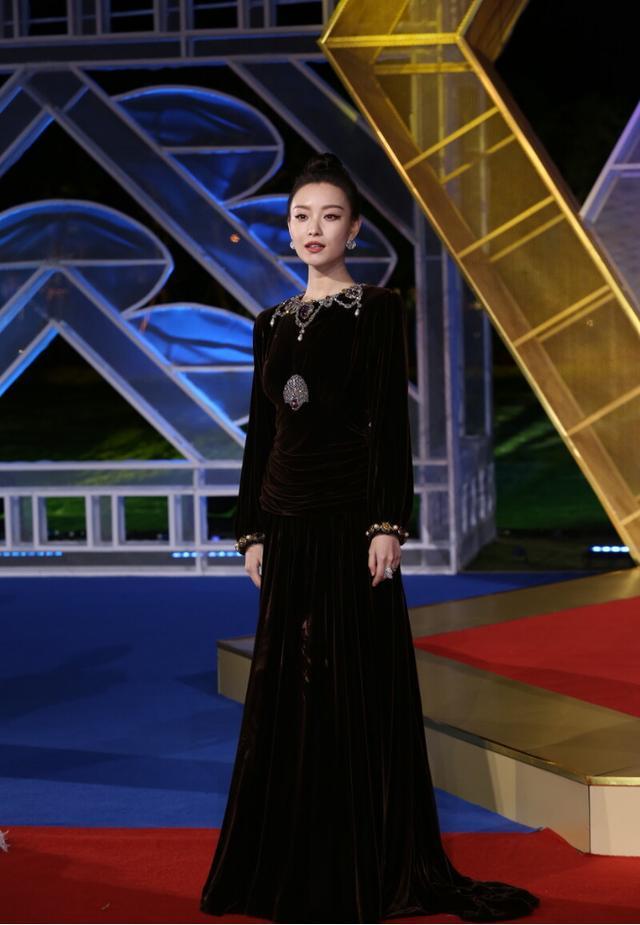倪妮穿黑色裙子优雅又高级，“牛奶肌”让人羡慕 时尚 第2张