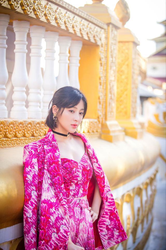 甘婷婷连荧光色也能驾驭的很好，不仅带着稚嫩感还有些可爱 时尚 第1张