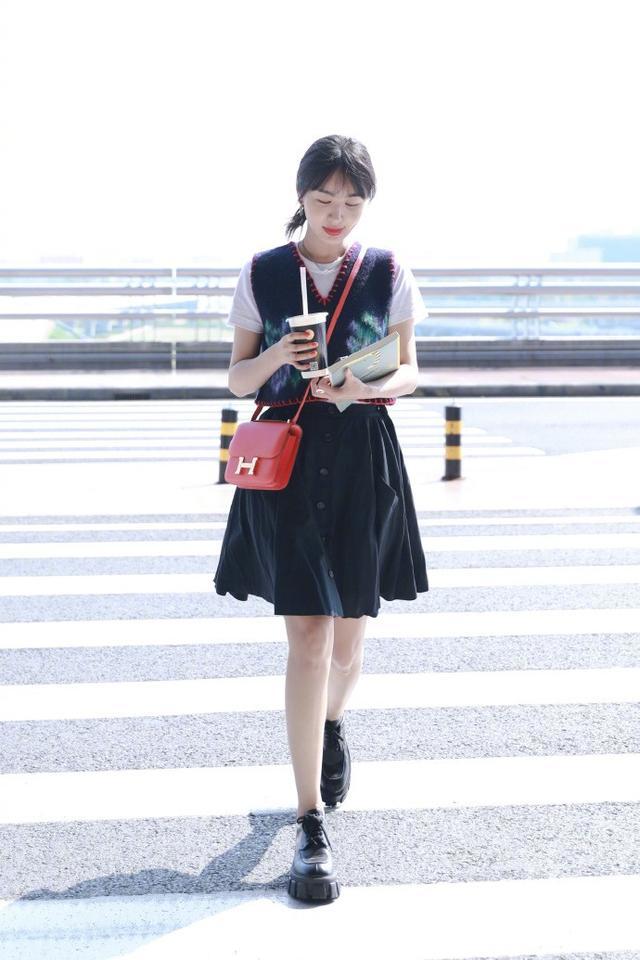 李沁穿紧身皮裙一点不显勒，曲线美的刚刚好 时尚 第4张