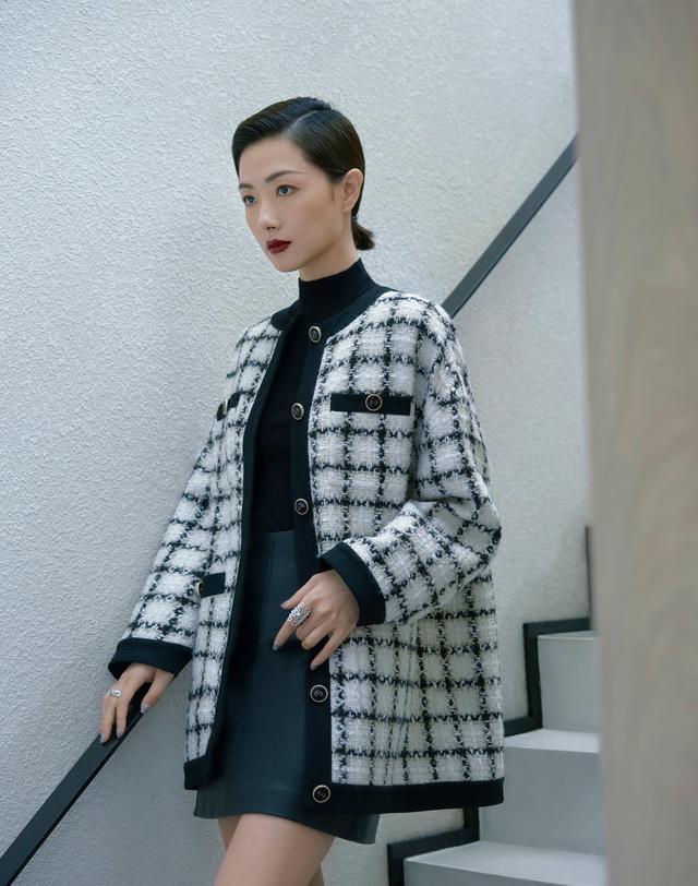 万茜风韵不减展现得天独厚气质，中国风刺绣够吸引人 时尚 第2张