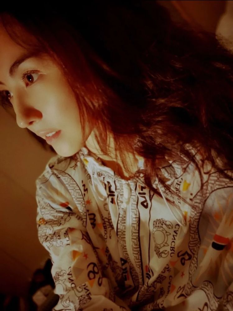 美貌持续在线，看这些女明星们的初秋时尚穿搭 时尚 第4张