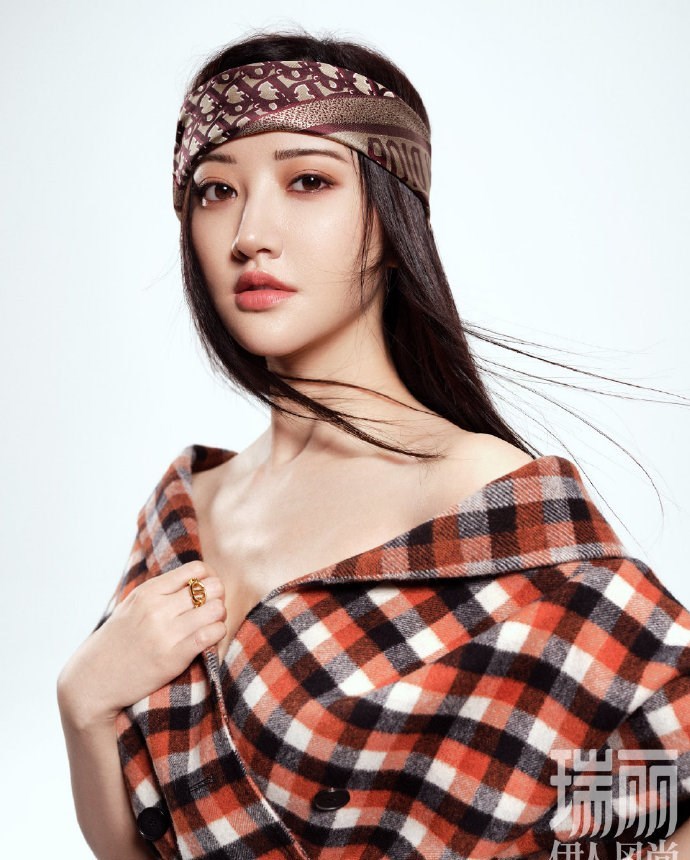 景甜把柔美裙装也穿出了强大气场，发丝舞动美不胜收 明星搭配 第5张