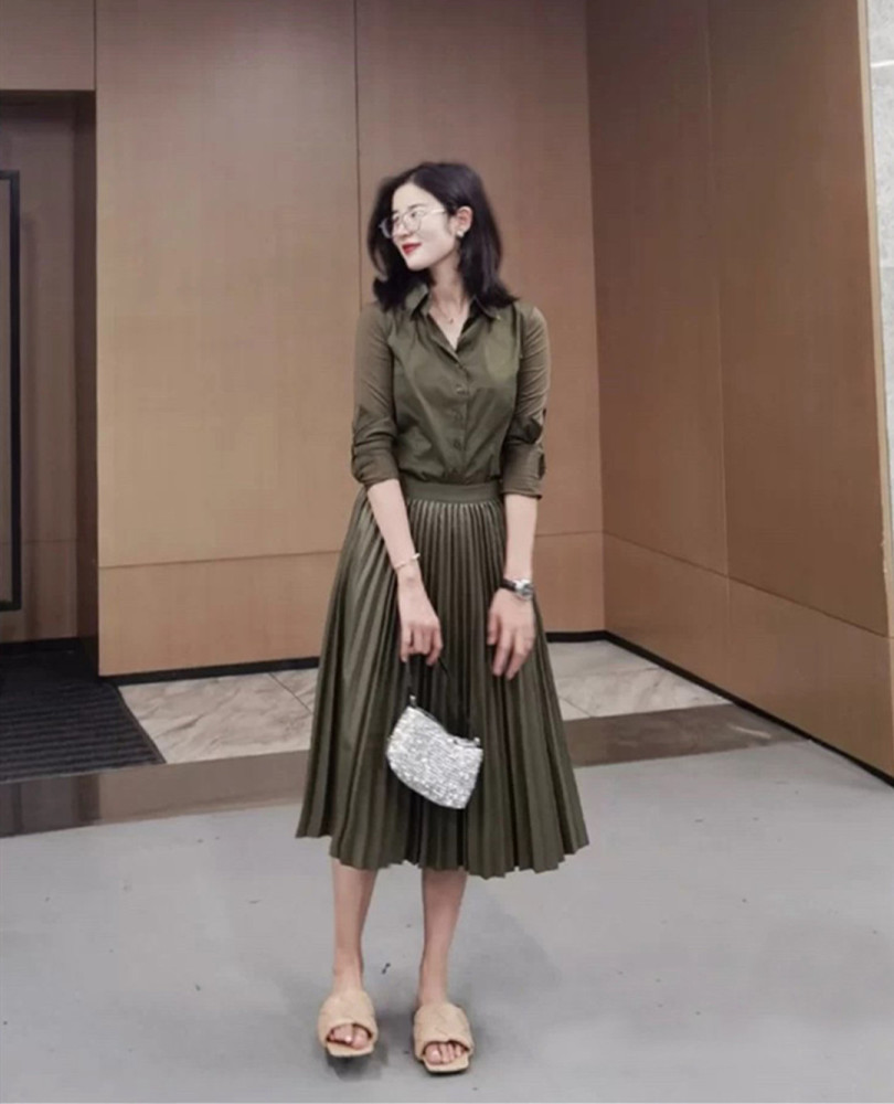 秋季日常出街LOOK尽显摩登前卫范儿，带你轻松演绎女性魅力 穿搭 第3张
