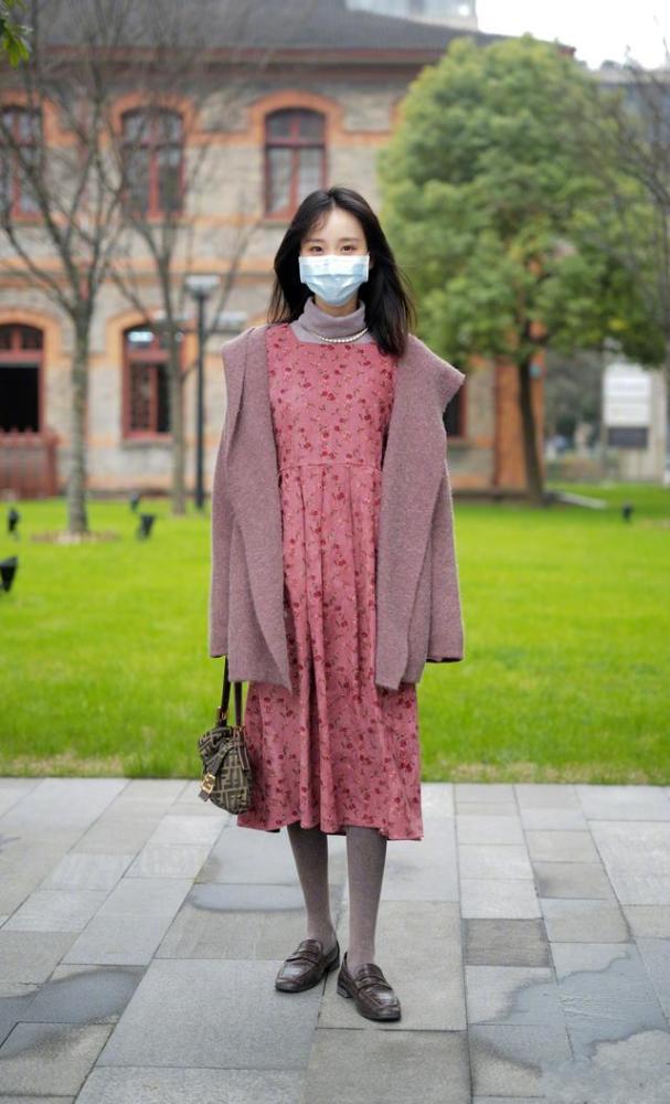 真正会穿衣的女人穿裙子很少配高跟鞋,看这些国内街拍你就知道了 街拍潮人 第1张-秀美女性 真正会穿衣的女人穿裙子很少配高跟鞋,看这些国内街拍你就知道了 街拍潮人 第1张