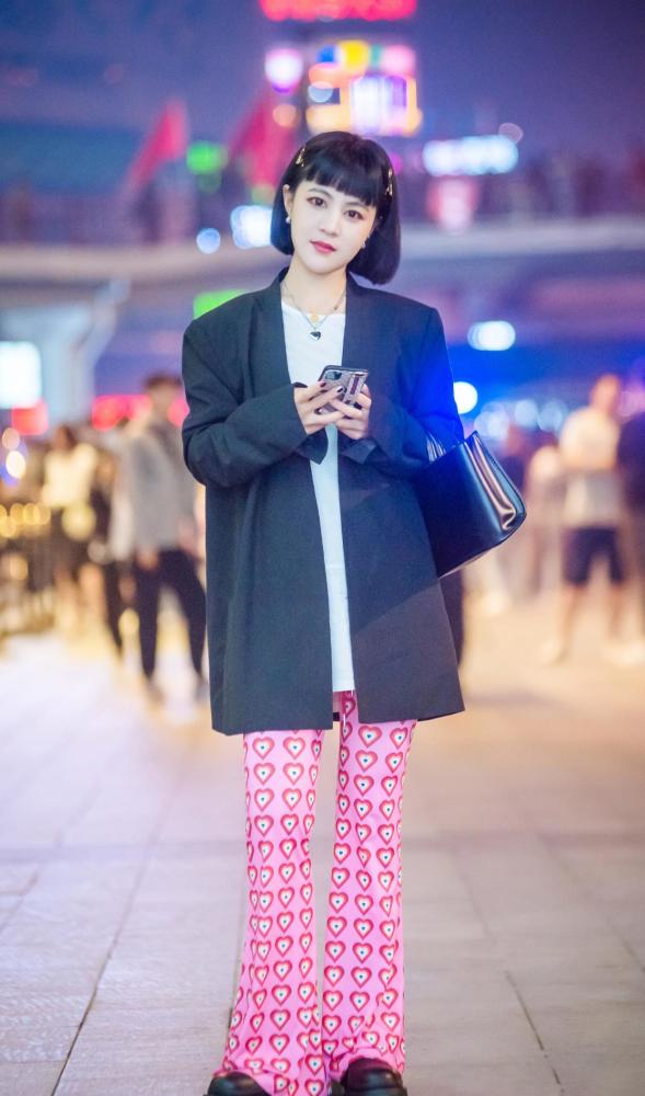 10月街拍：美女选择休闲西装，搭配秋装时髦又洋气 街拍 第1张