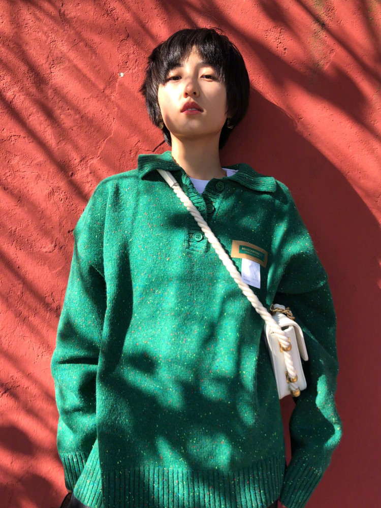 张子枫绿色针织衫搭配干练短发，风格格外帅气 明星搭配 第2张