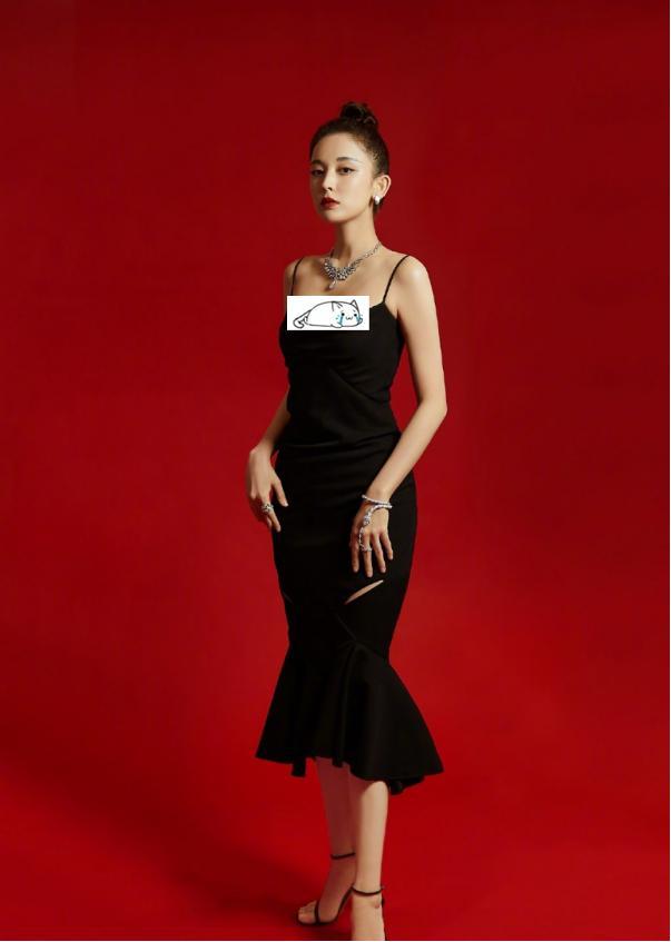 古力娜扎的纯色装有“心机”，裙面上开小口打扮个性美还招摇 明星搭配 第2张