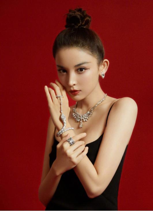 古力娜扎的纯色装有“心机”，裙面上开小口打扮个性美还招摇 明星搭配 第3张