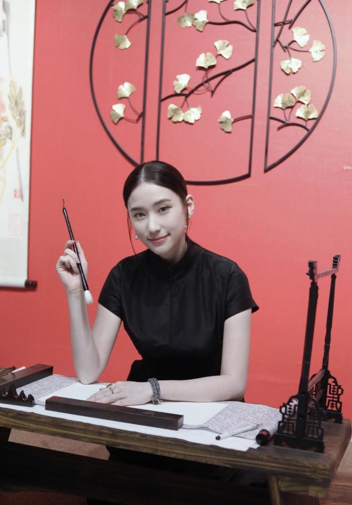 最美千金何超莲罕见穿旗袍扎低马尾妆容淡雅，气质远胜普通人 时尚 第3张