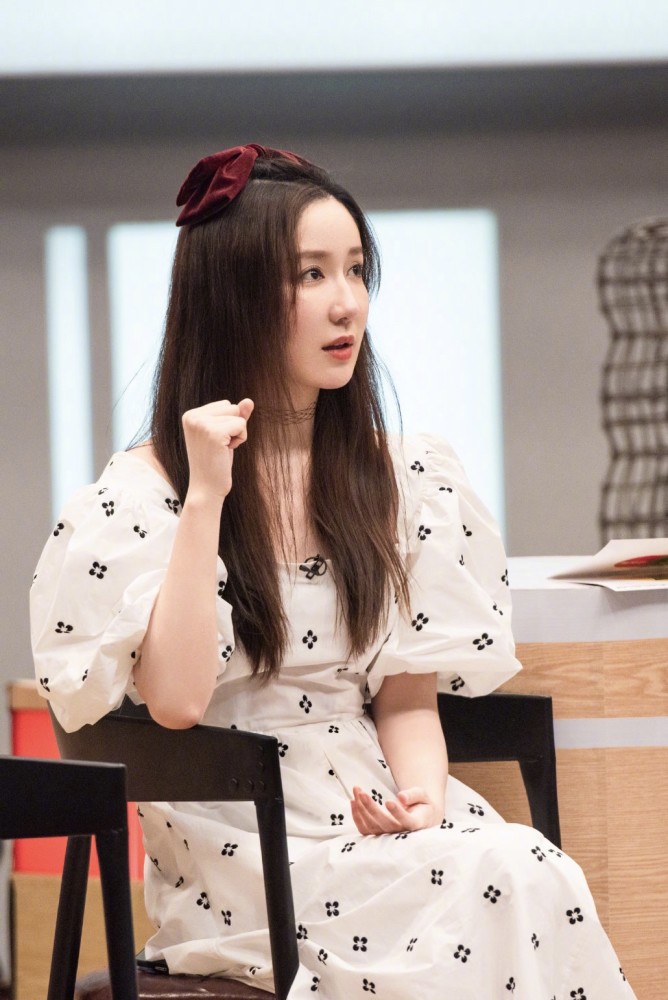 娄艺潇穿波点裙配公主头，减龄十足像18岁少女 时尚 第3张