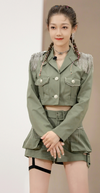 希林娜依·高挑战“制服”，为走高冷御姐风，却暴露了这一面 明星搭配 第3张