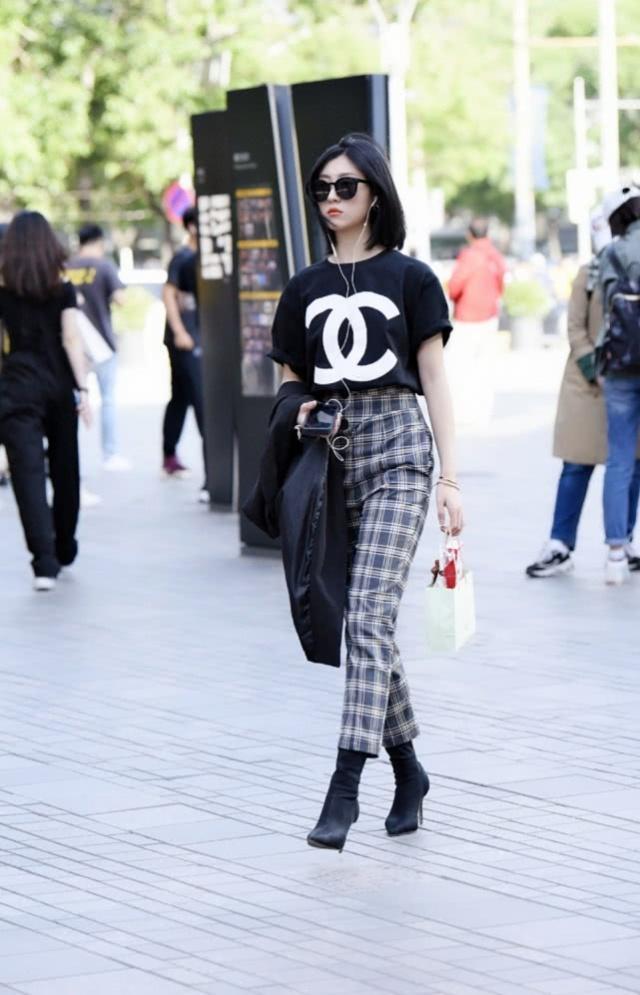 国内潮女用休闲装穿出女人味，简洁大方的时尚风情 街拍 第1张