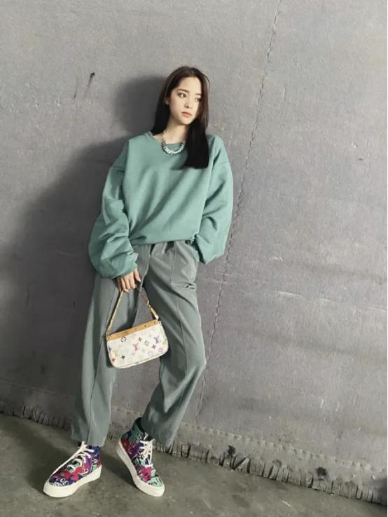 潮鞋到底有什么魔力？让周雨彤这些潮酷穿搭来给你答案 时尚 第2张