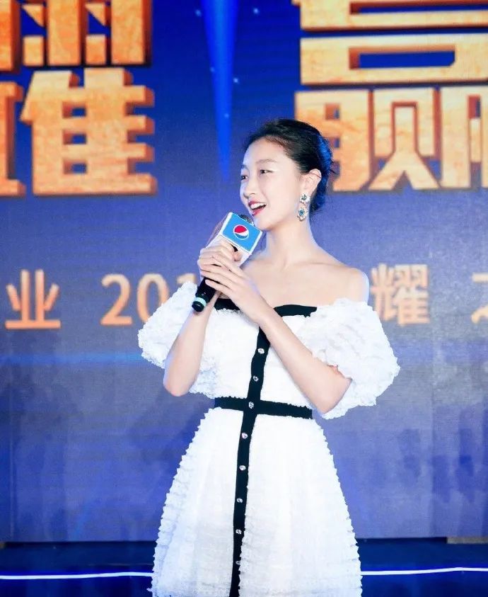 4位女明星撞衫，不同的打扮方式把衣服穿出了不同价位感 时尚 第2张