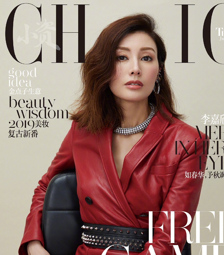 李嘉欣拍大片造型可攻可甜，霸气性感优雅少女风无缝切换 明星搭配 第1张