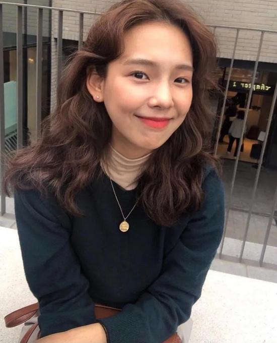约会必备：韩国女孩的软妹风毛衣 穿搭技巧 第5张