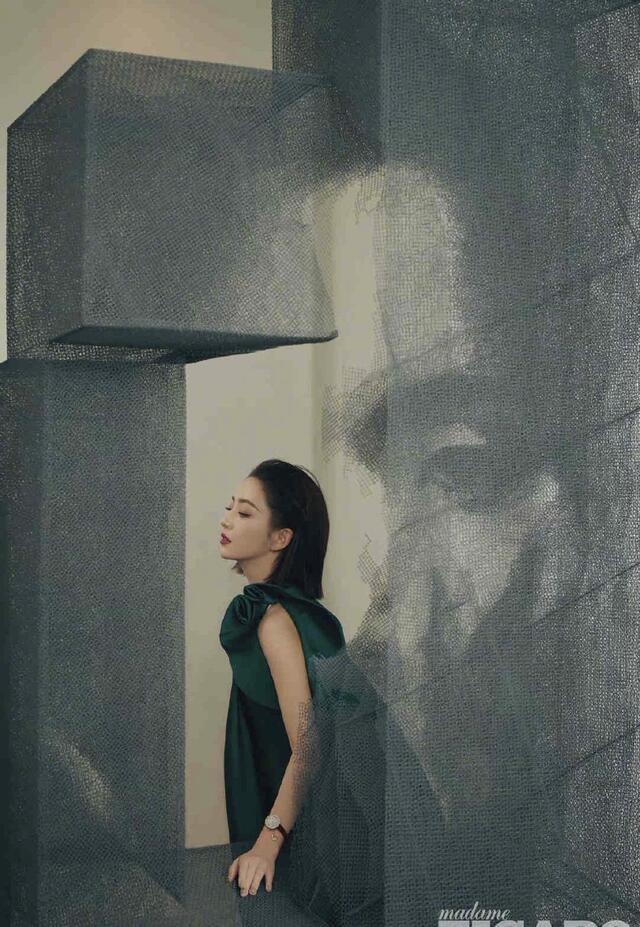 佟丽娅时尚封面太酷，西装搭肩头飙爽十足，性感黑色无尽风情 明星搭配 第6张