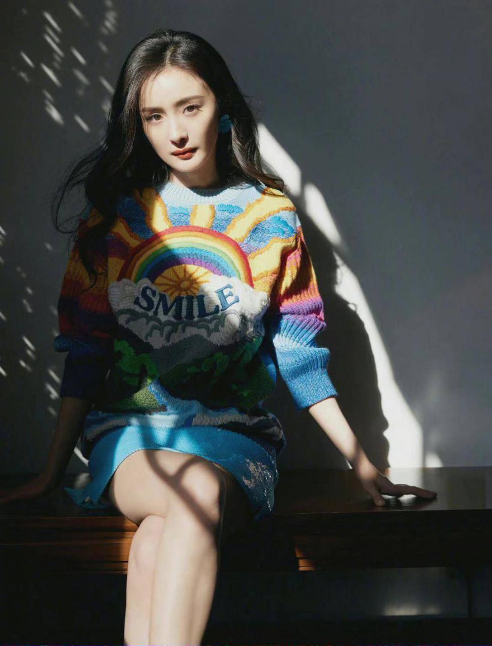 杨幂穿彩虹色系印花毛衣亮相明媚又温暖 明星搭配 第5张